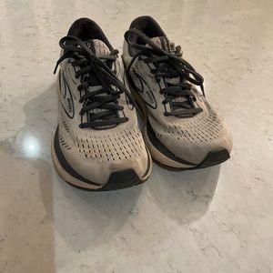 Brooks tennis shoes